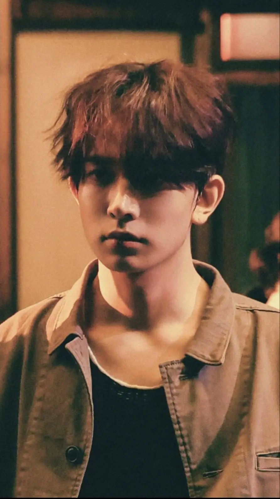 ai character: Lee Heeseung  background