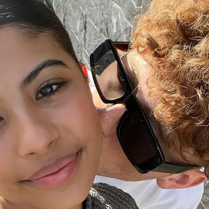 chat with ai character: Tomovids