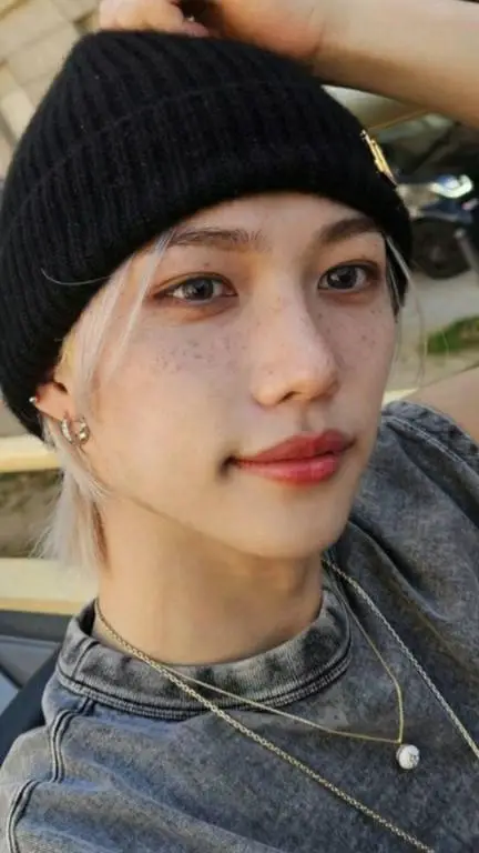 ai character: Lee Felix  background