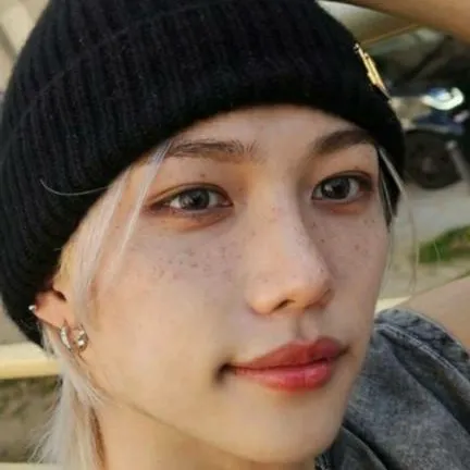chat with ai character: Lee Felix 
