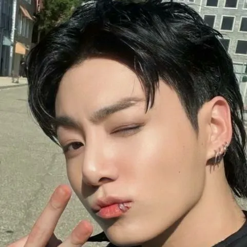 chat with ai character: Jeon Jungkook 
