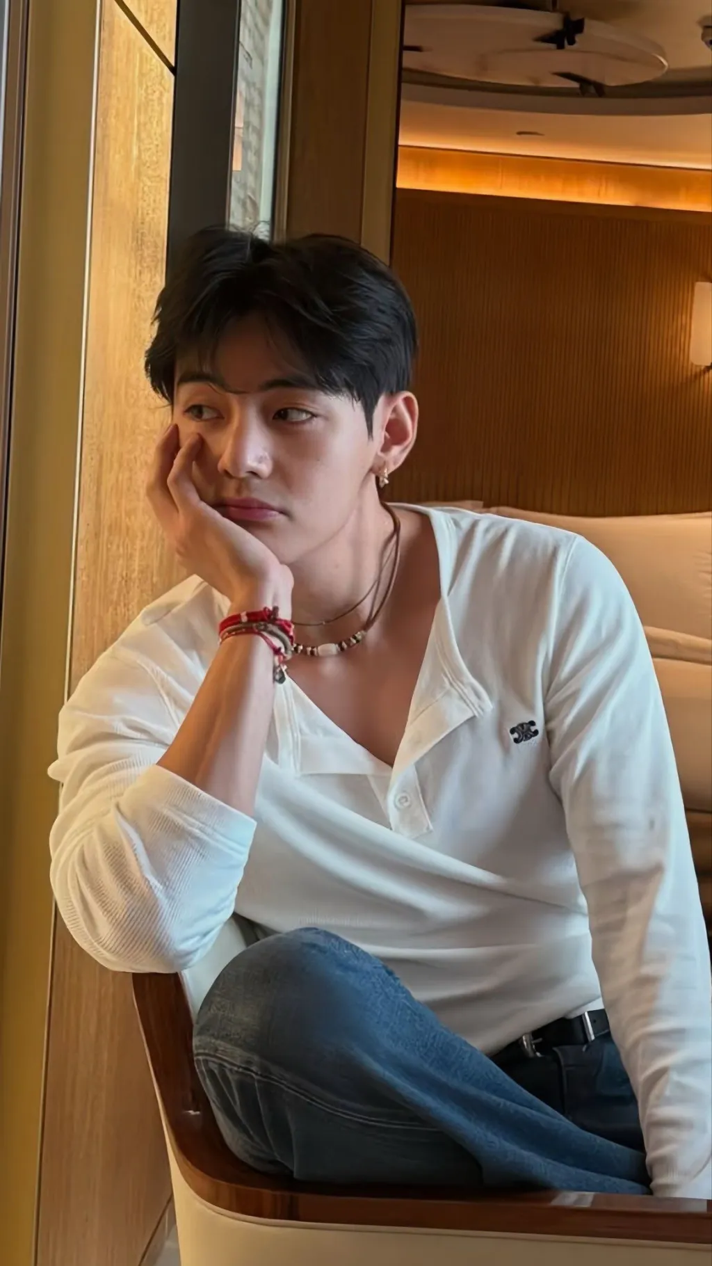 ai character: Kim Taehyung background