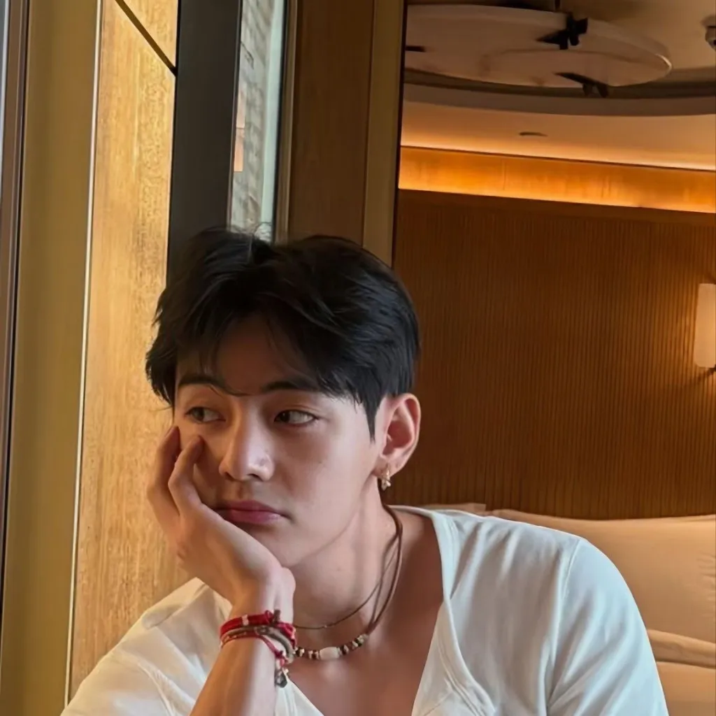 chat with ai character: Kim Taehyung