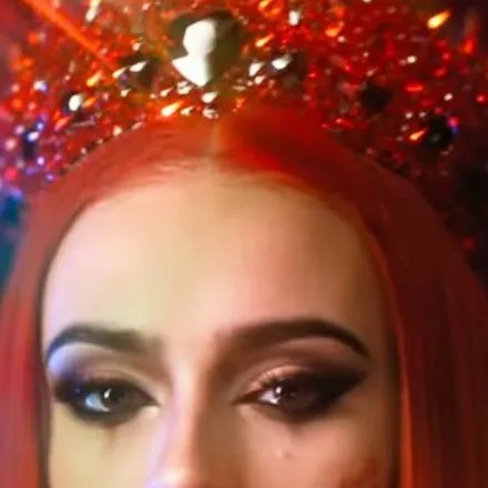 chat with ai character: Queen red