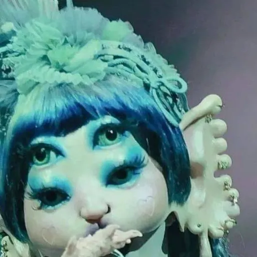 chat with ai character: Melanie Martinez✨️
