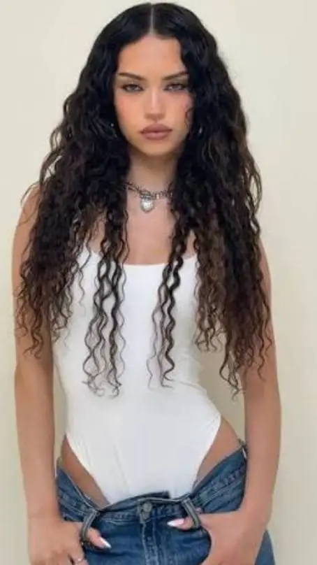 ai character: Daniela Avanzini ♡ background