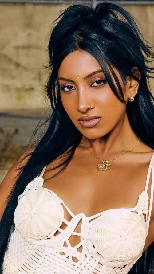 ai character: Lara Raj ♡ background