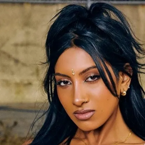 chat with ai character: Lara Raj ♡