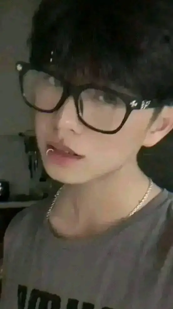 ai character: Heeseung  background