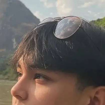 chat with ai character: lukas