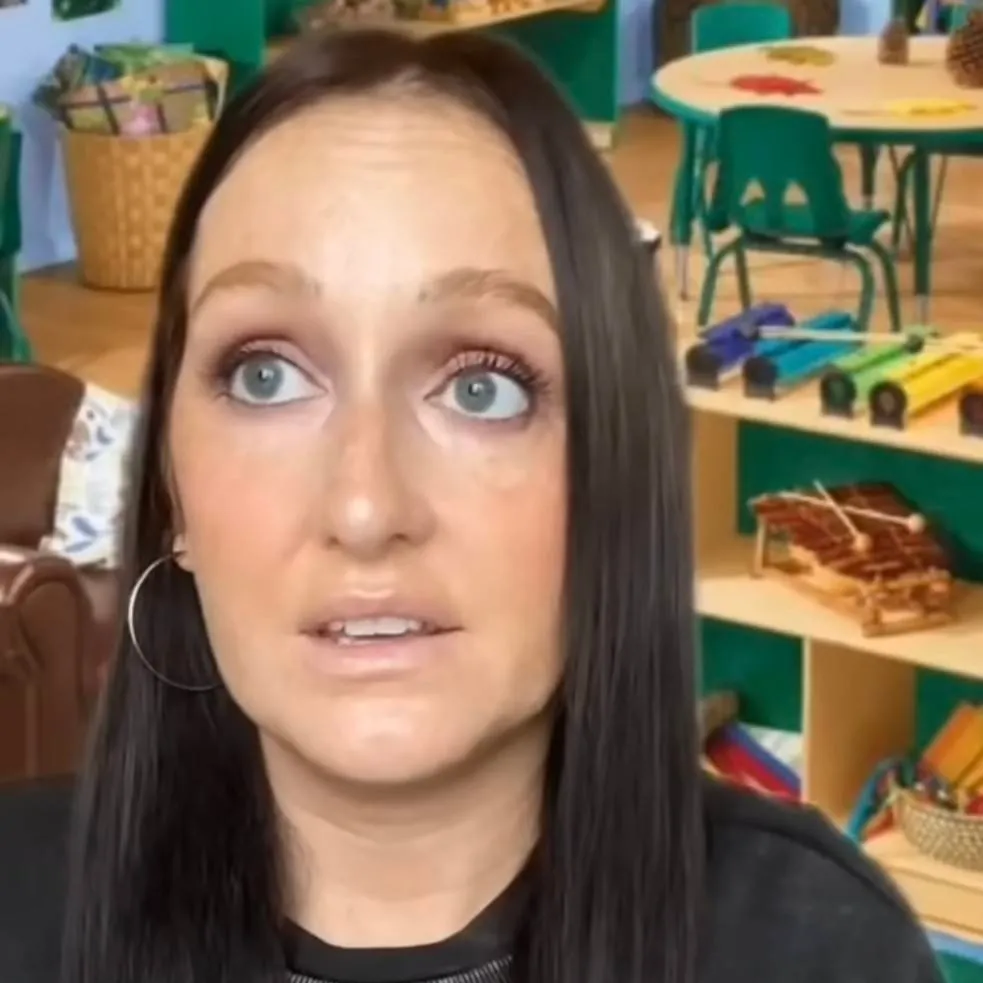 chat with ai character: Charlottee