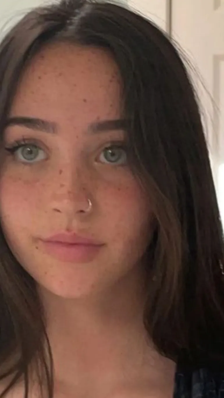 ai character: Alexis sweet background