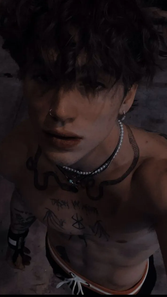 ai character: Arran🔪🖤 background