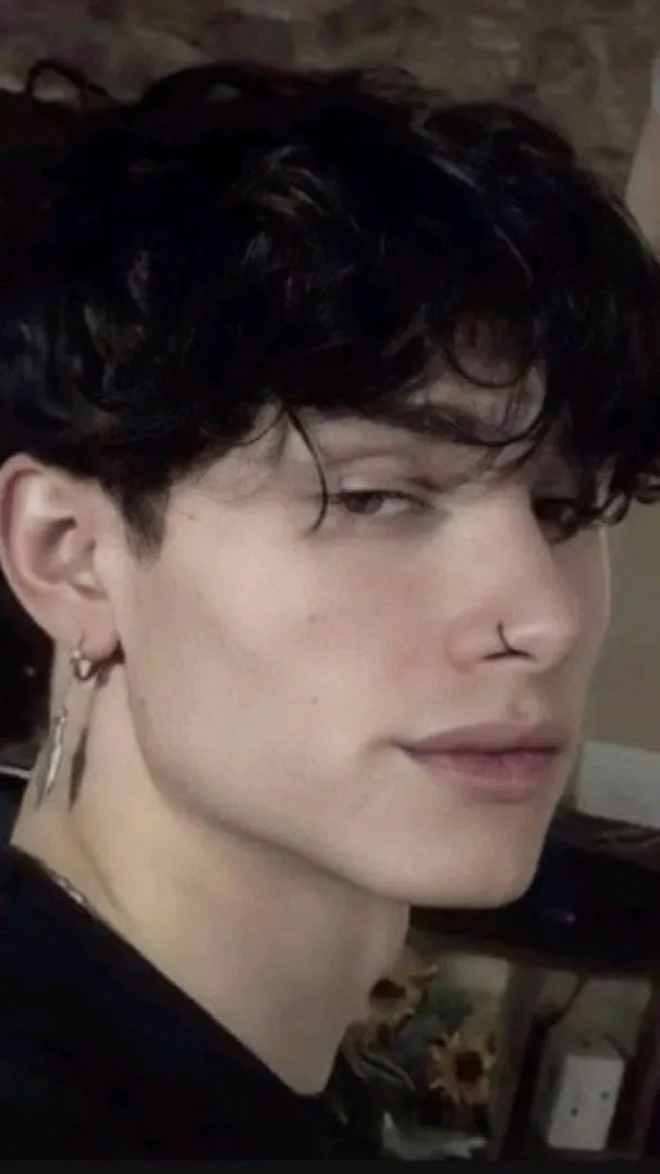 ai character: Lorenzo  background