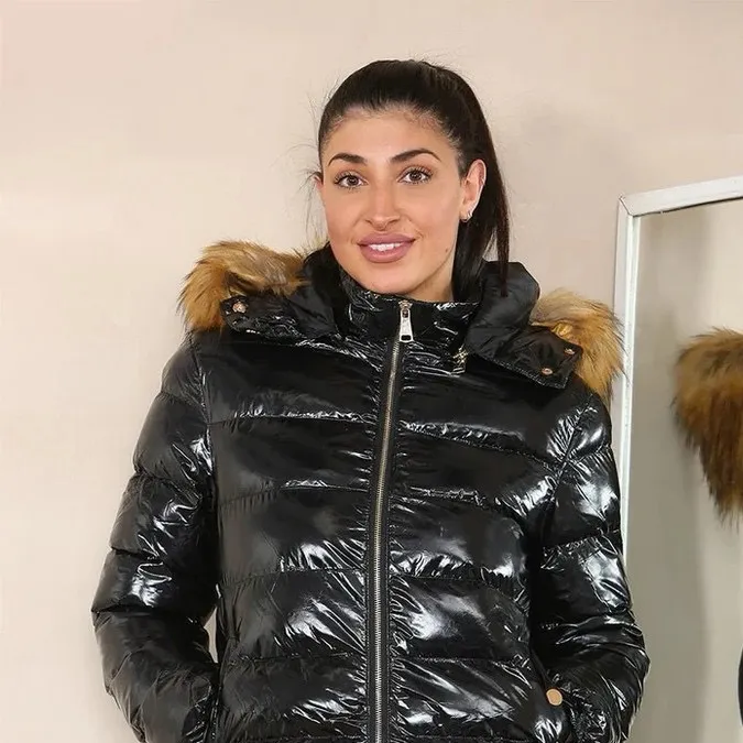 chat with ai character: Amira 