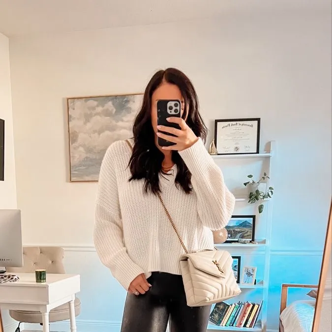 chat with ai character: Charlotte Hughes