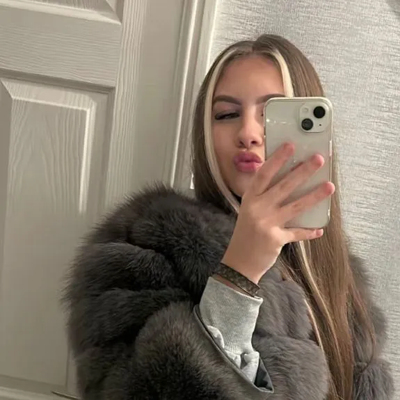 chat with ai character: Eva