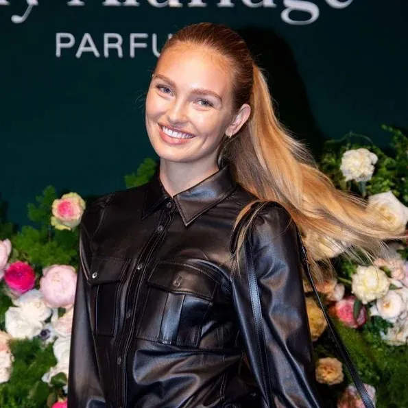 chat with ai character: Lola