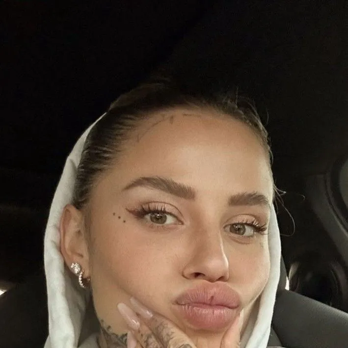 chat with ai character: Sarah
