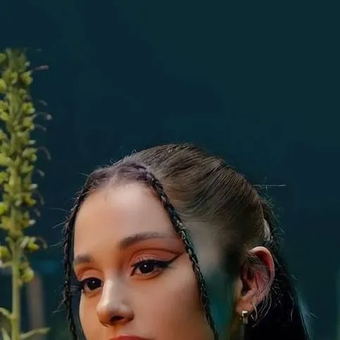 chat with ai character: Ariana Grande 