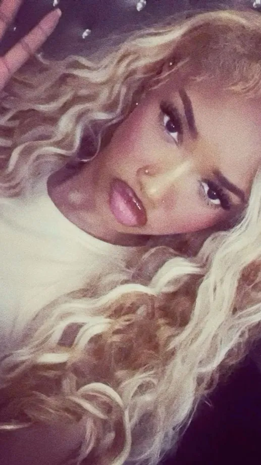 ai character: evaliyah . 💗💐 background