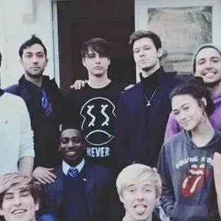 chat with ai character: The friend group 