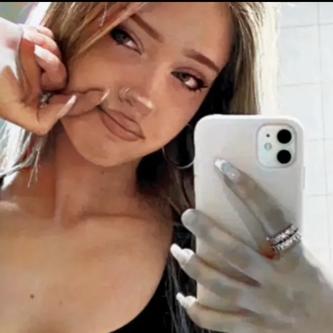 chat with ai character: Luna