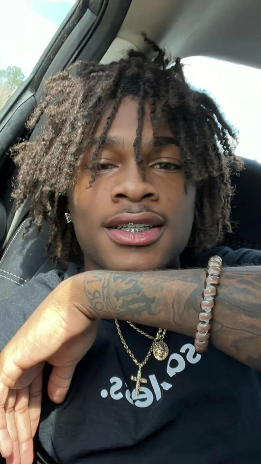 ai character: ￼ZAY😫🙈😍🫶🏾 background