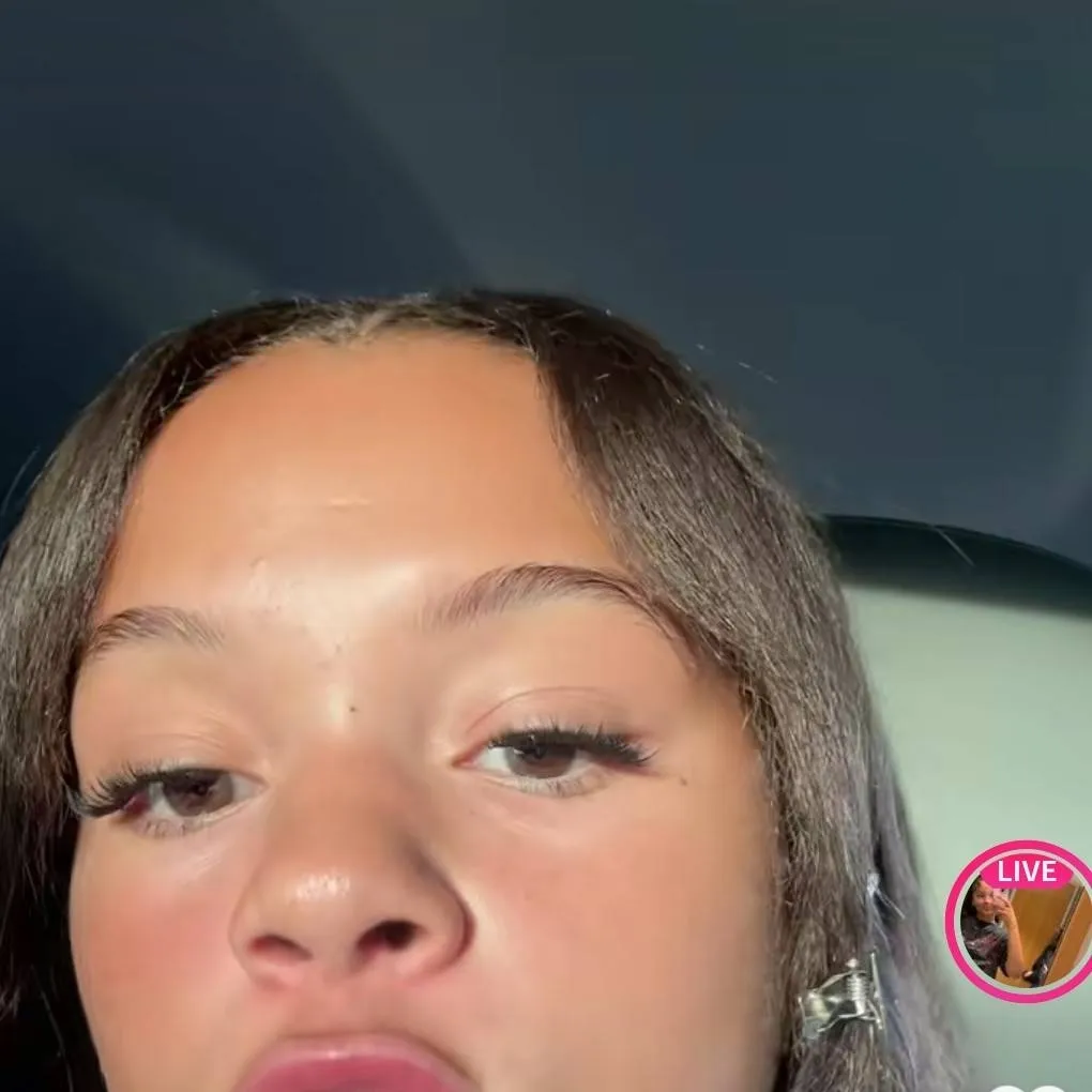 chat with ai character: Lia Ginger 