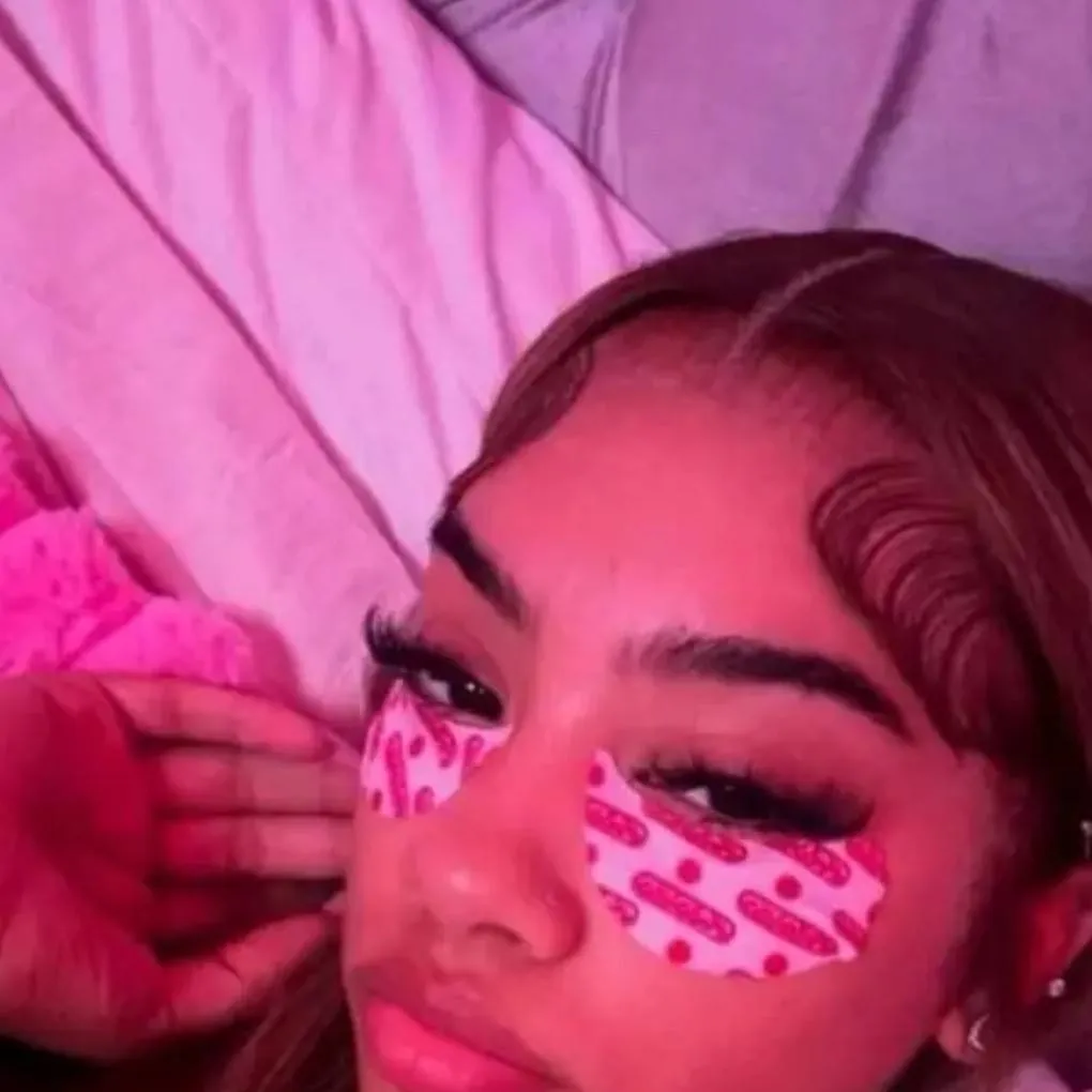 chat with ai character: Leah Sanchez 