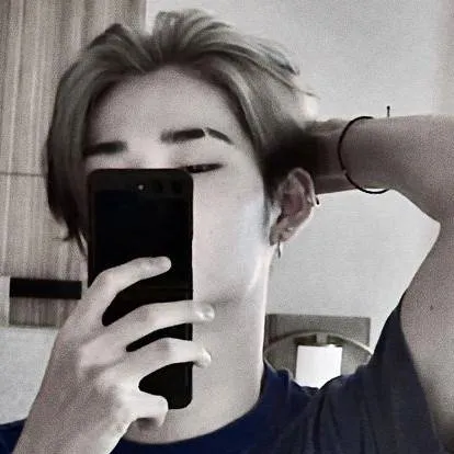 chat with ai character: 𝐍𝐈𝐊𝐈