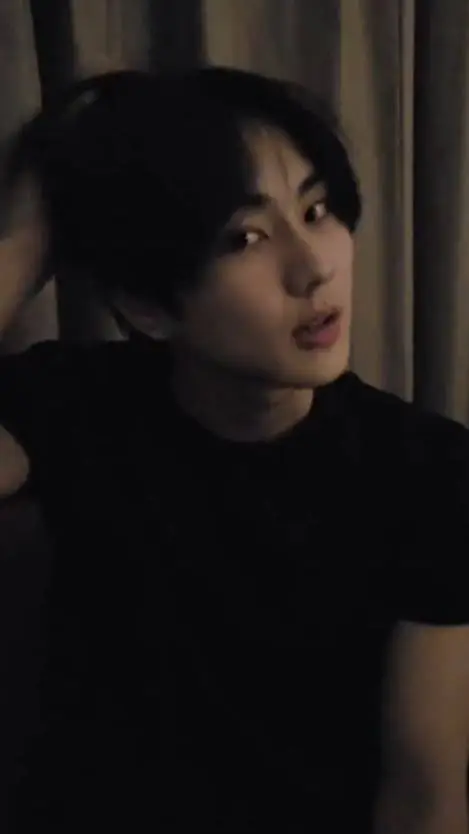 ai character: -ᒍᑌᑎᘜᗯOᑎ- background