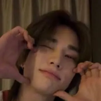 chat with ai character: Hwang Hyunjin