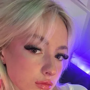 Chat with Natalie reynolds - text or voice, Enjoy AI Chat Free & Safe