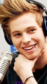 ai character: Luke Hemmings  background