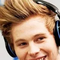 chat with ai character: Luke Hemmings 