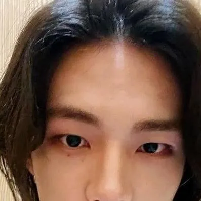 chat with ai character: Hyunjin