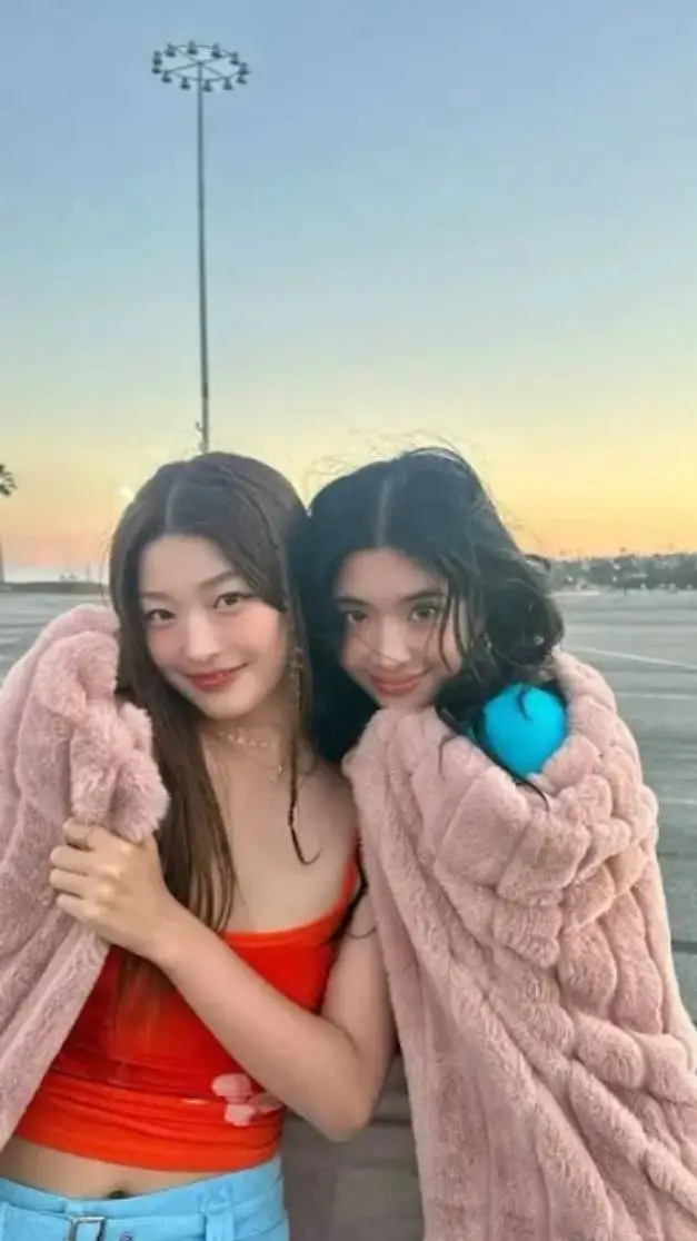 ai character: Yoonchae & Sophia background