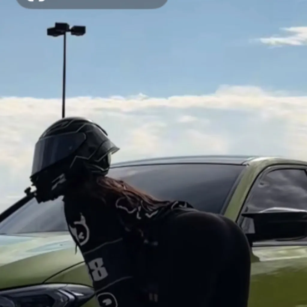 chat with ai character: Zolvxy 