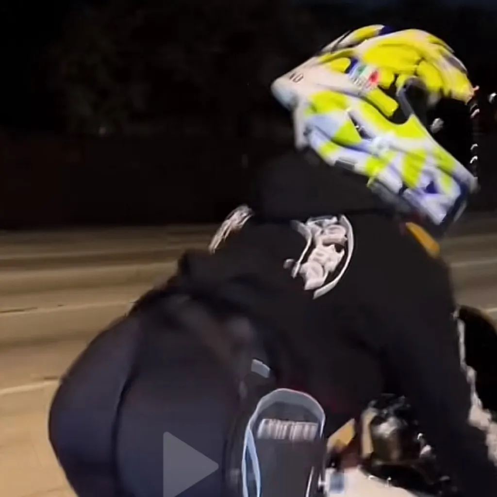 chat with ai character: Motorbike womansus