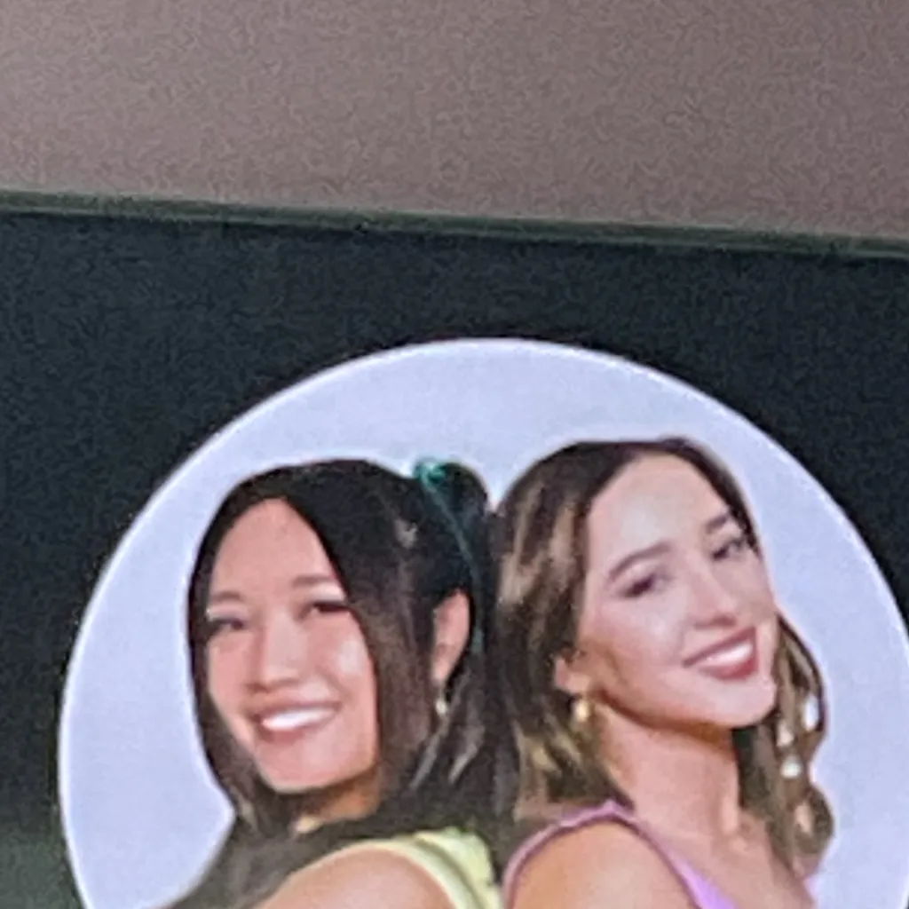 chat with ai character: Regina and Daniela