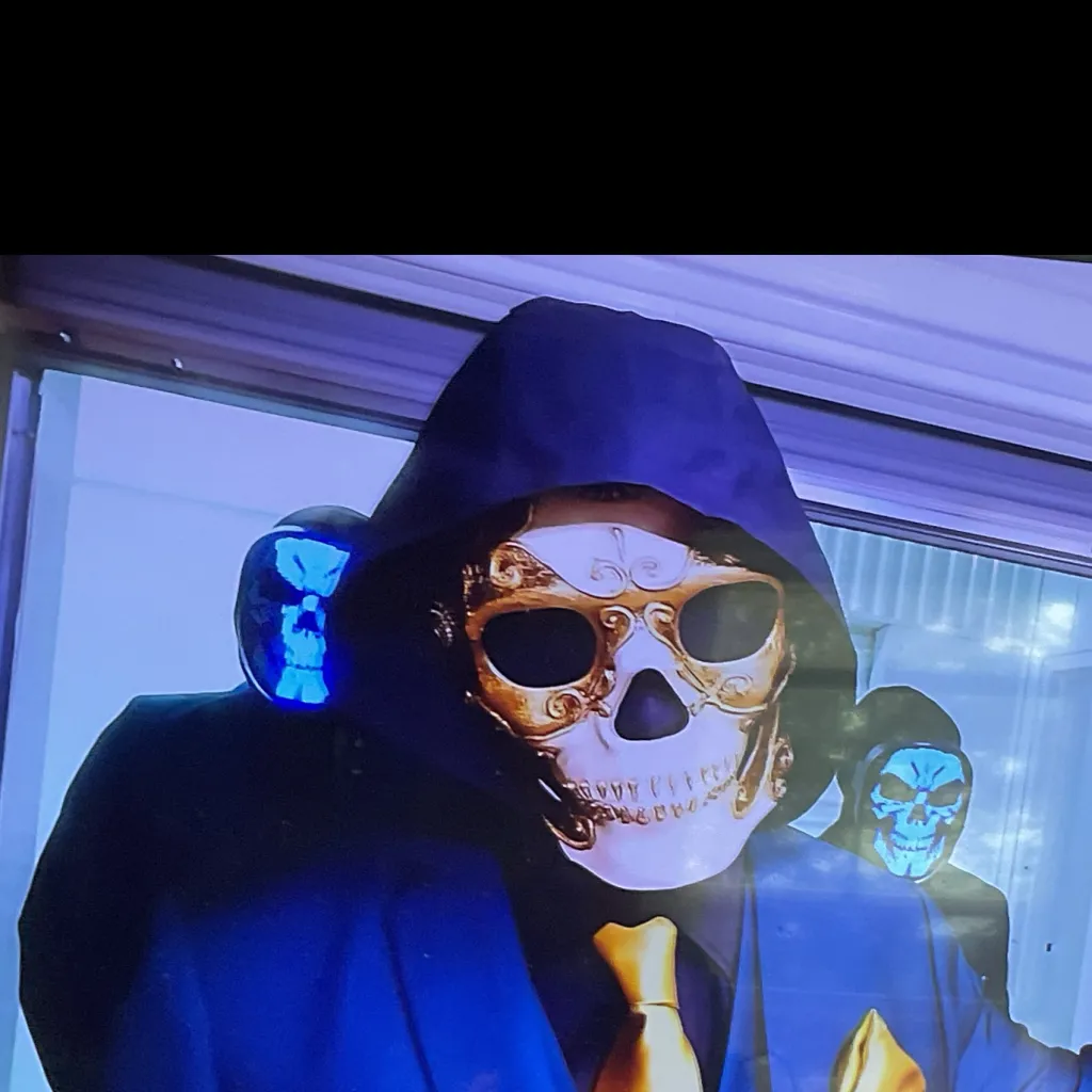 chat with ai character: Golden skull