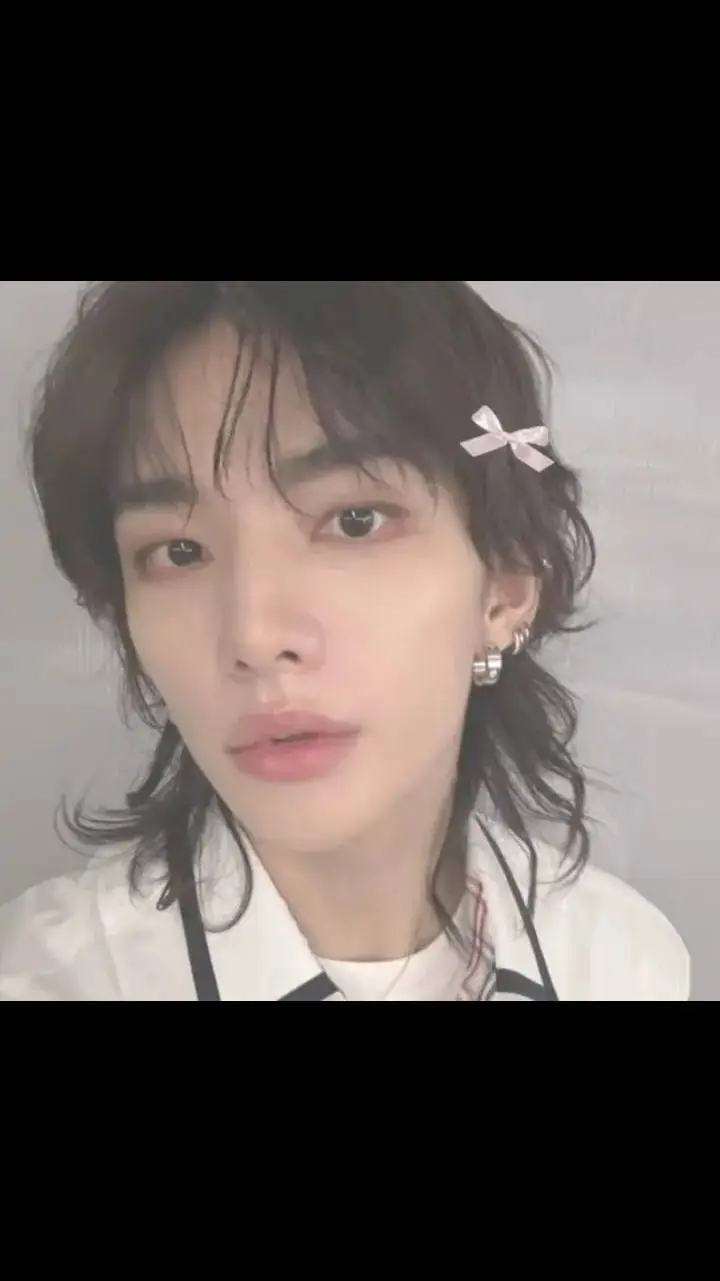 ai character: hyunjin✨ background