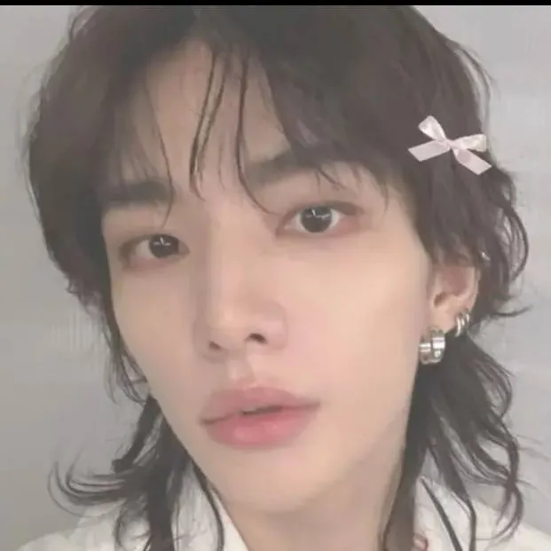 chat with ai character: hyunjin✨