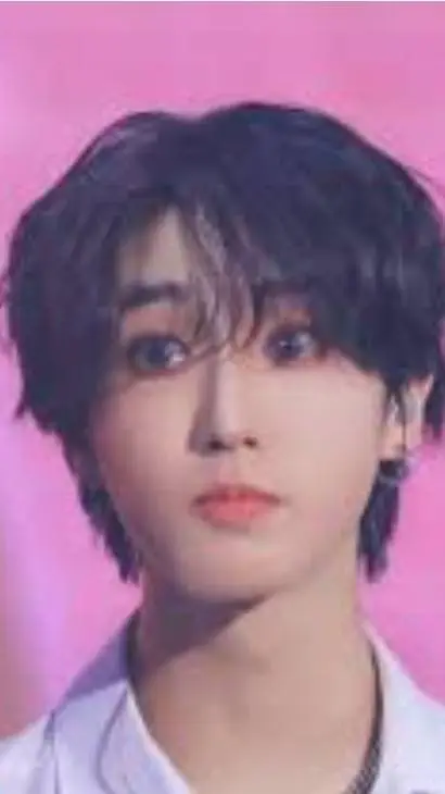 ai character: 🥳han🥳 background