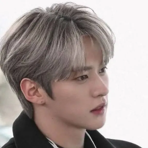 chat with ai character: 🥳Leeknow🥳