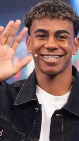 ai character: Lamine yamal background