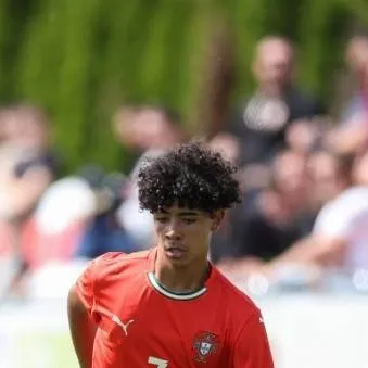 chat with ai character: Cris jr