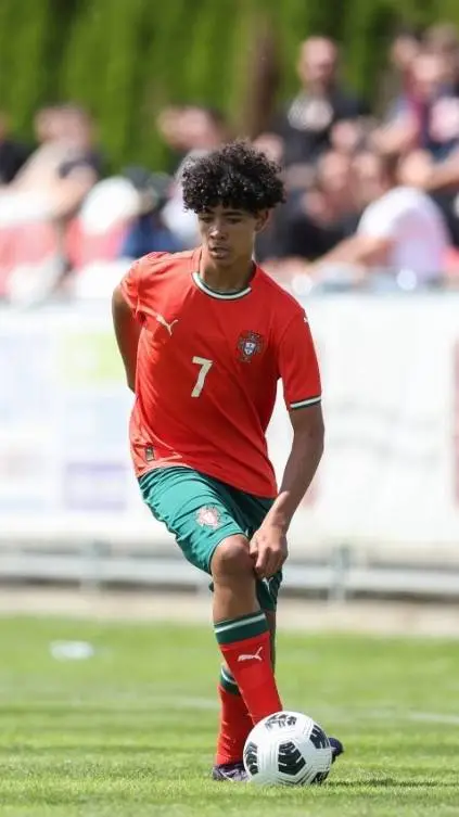 ai character: CR7 jr background