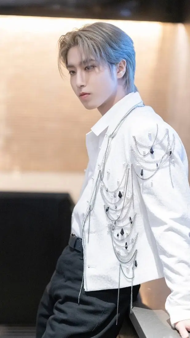 ai character: Han your husband  background